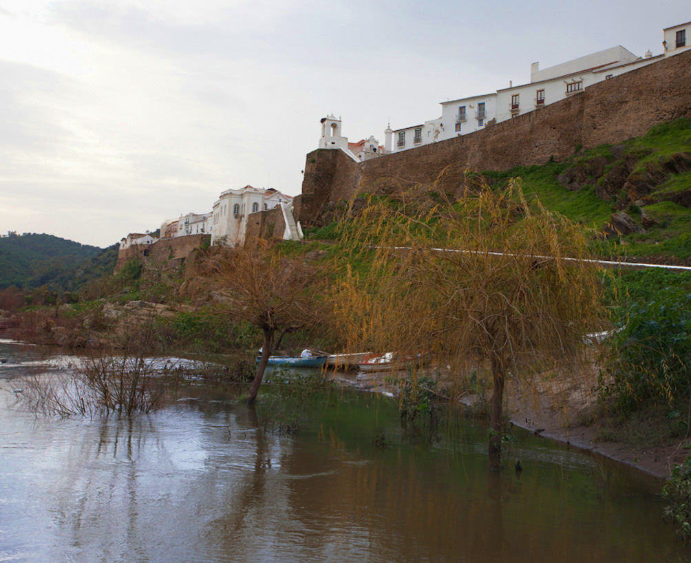 [Group 22]-IMG_8293_IMG_8294-2 images-Modifier.jpg - derrière le chateau, terrain très boueux